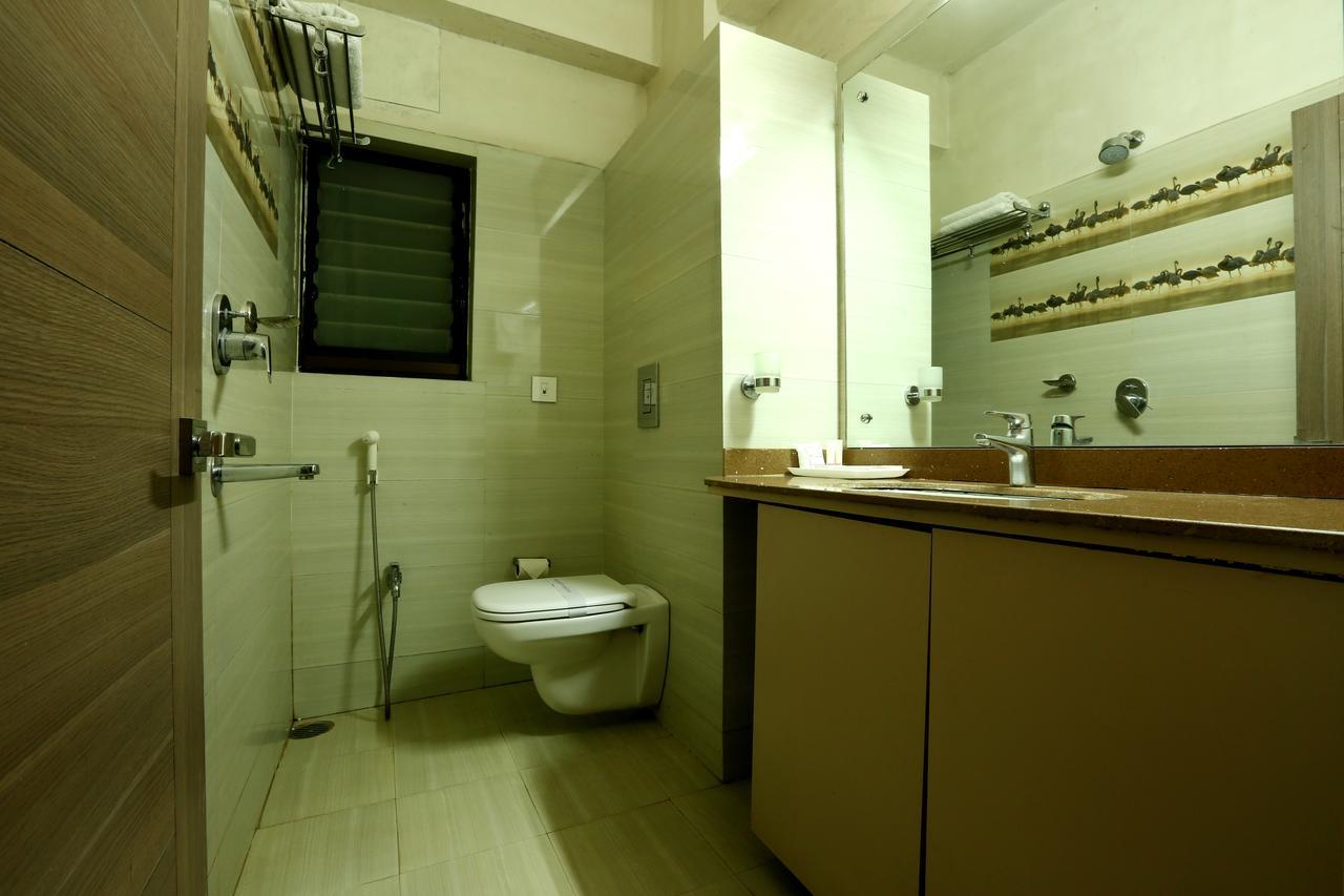 Hotel Sj International Гувахати Экстерьер фото
