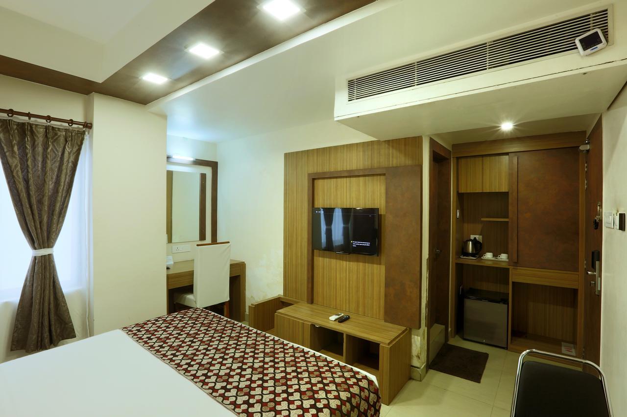 Hotel Sj International Гувахати Экстерьер фото